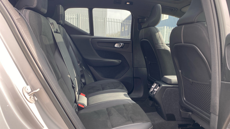 Volvo XC40 2.0 B4P Ultimate Dark 5dr Auto Petrol Estate